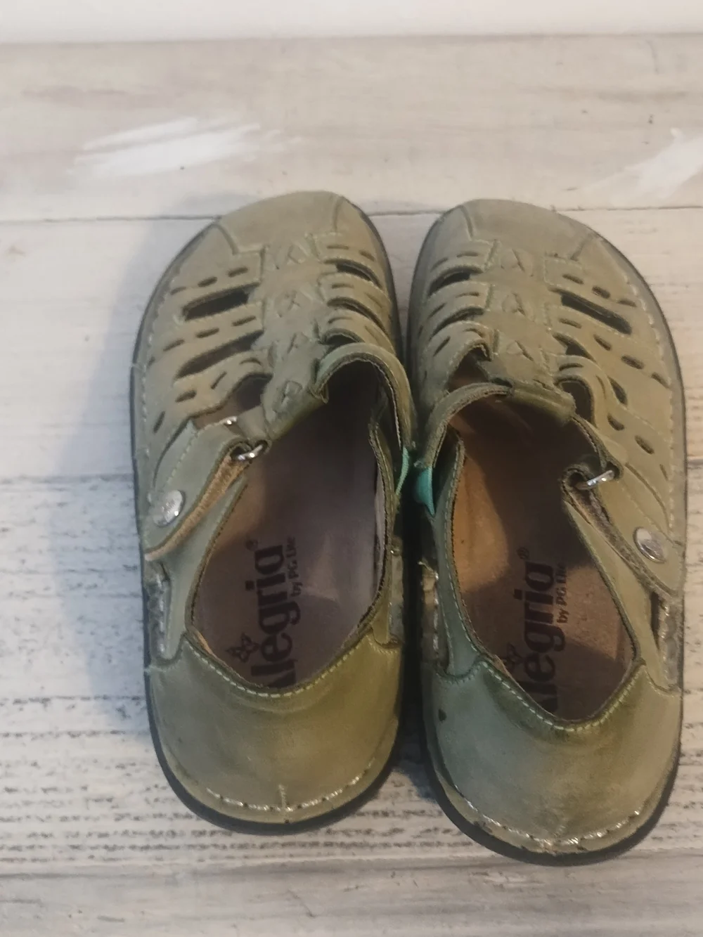 Girls  Green Cutout Comfort Sandals very good condition